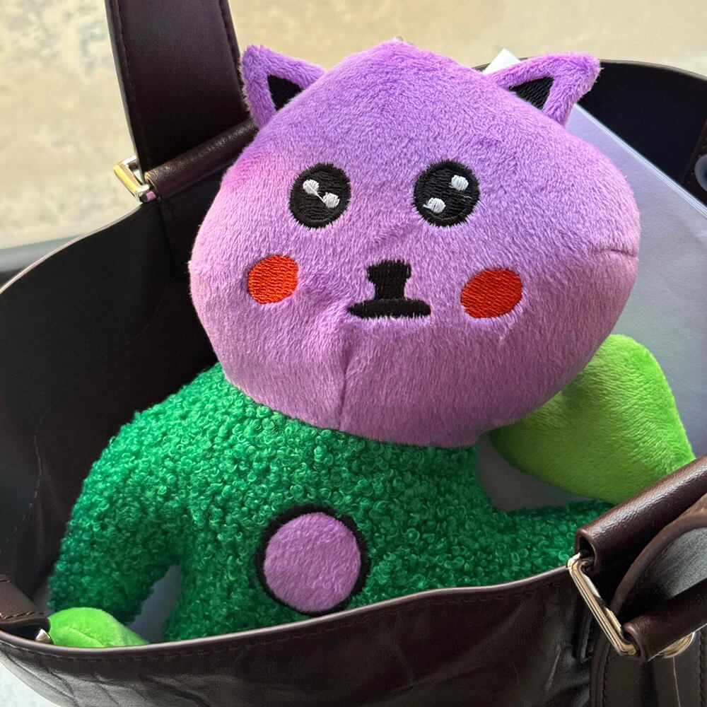 An-Adorable-Cat-Plushie-Is-Hiding-In-My-Tote-Bag