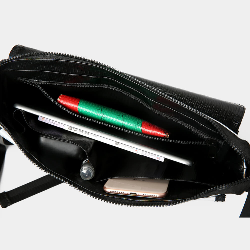 Bag-Internal-Structure-With-Zippered-Pocket-Phones-Pockets