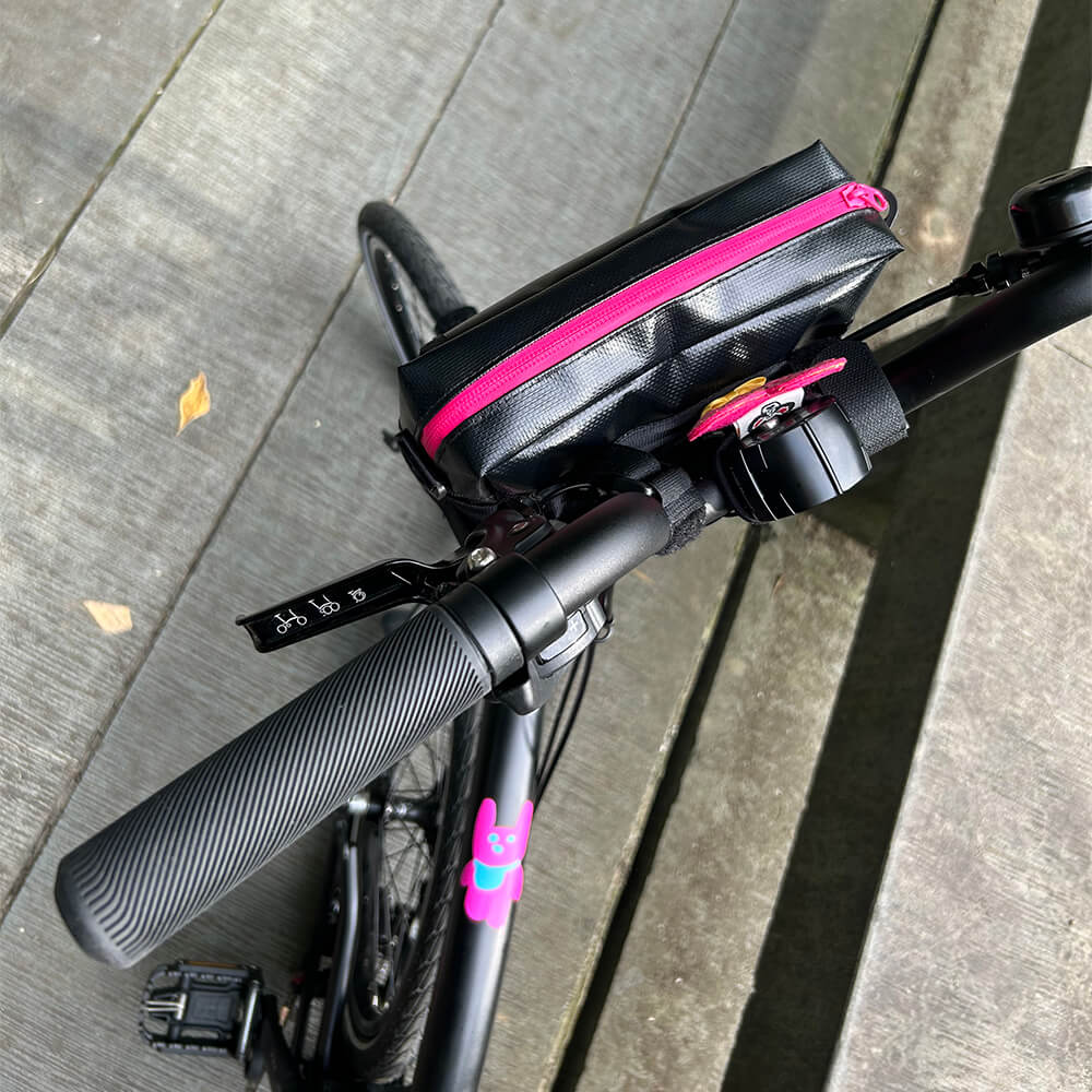 Black-Bicycle-Handlebar-Bag-With-Pink-Zipper